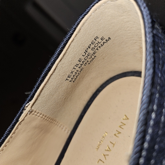 AnnTaylor Navy Pin stripped pointy flats, size 10 - Picture 4 of 5
